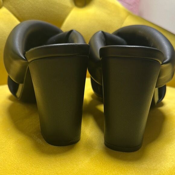 STEAL THESE! NWOT New Cynthia Rowley padded Crossed Mules. Box included! - Picture 6 of 8